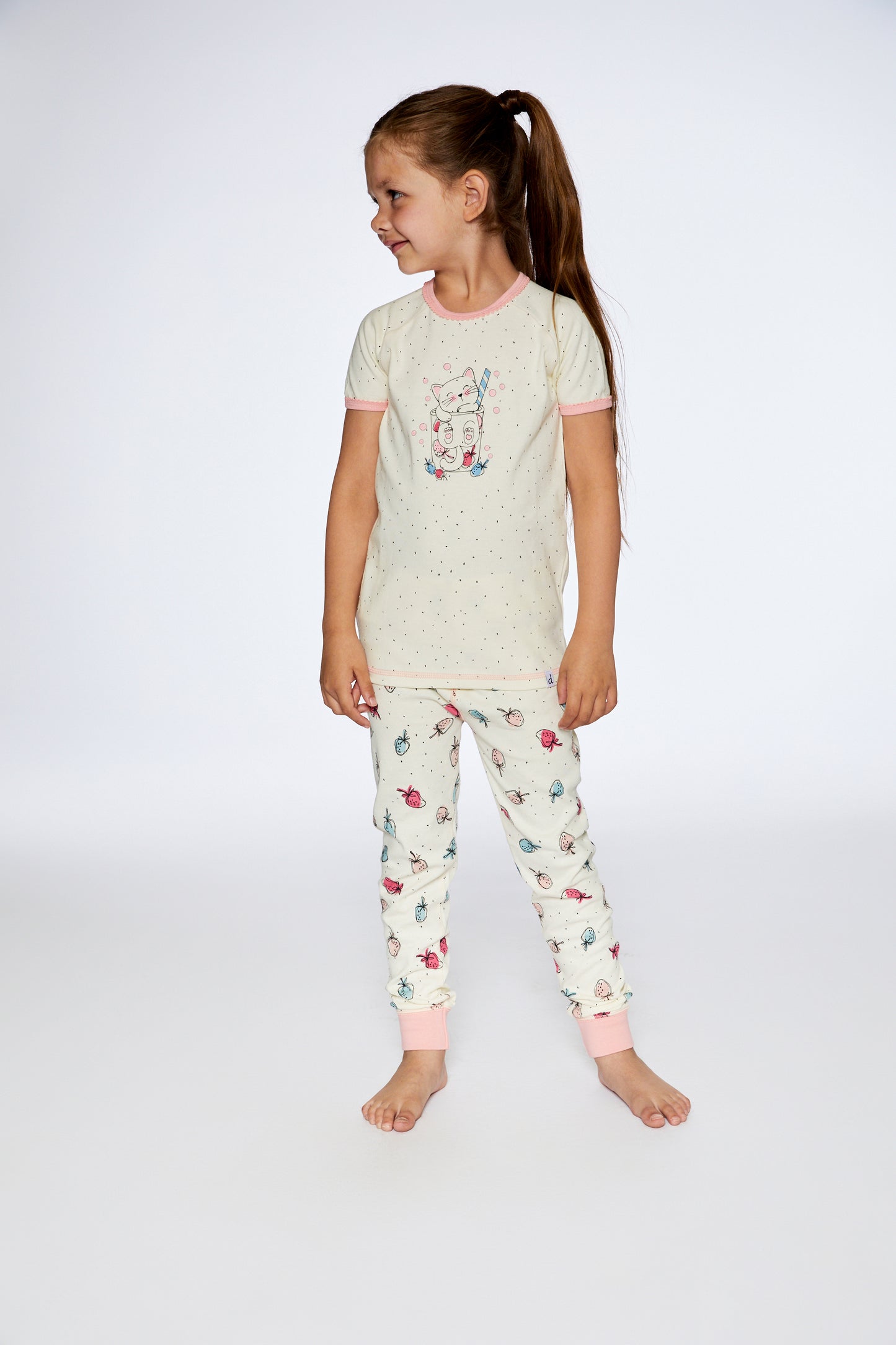 Pyjama 2 pièces «Fraises» en coton organique F30PG14-071 - 2 à 12 ans