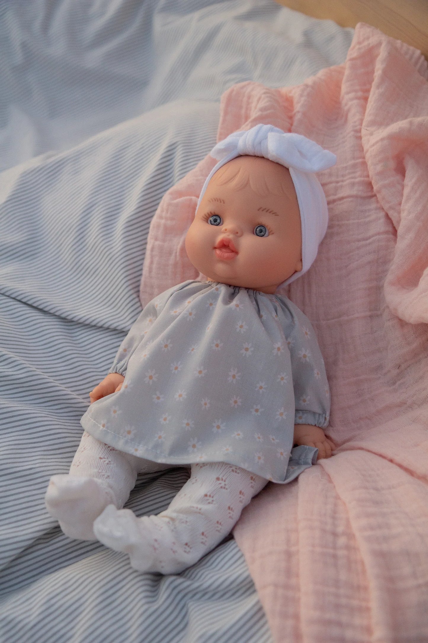 POUPÉE - BÉBÉ GORDIS - RAKY AVEC BLOUSE FLEURIE ET BANDEAU