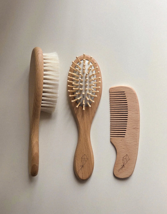 ENSEMBLE DE BROSSES ET PEIGNE À CHEVEUX