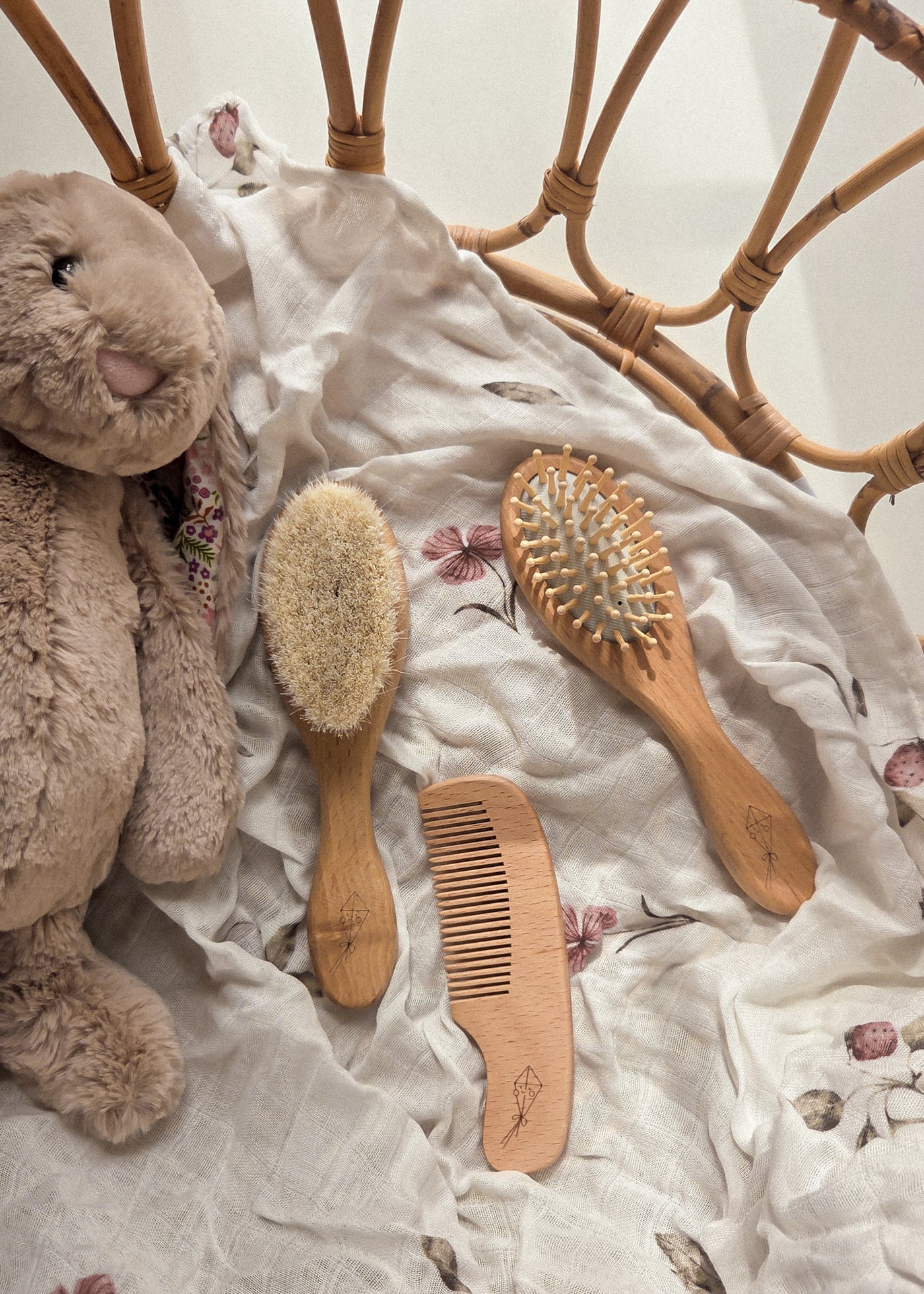 ENSEMBLE DE BROSSES ET PEIGNE À CHEVEUX